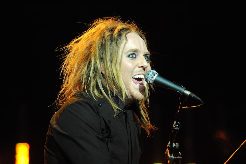 Tim Minchin performs