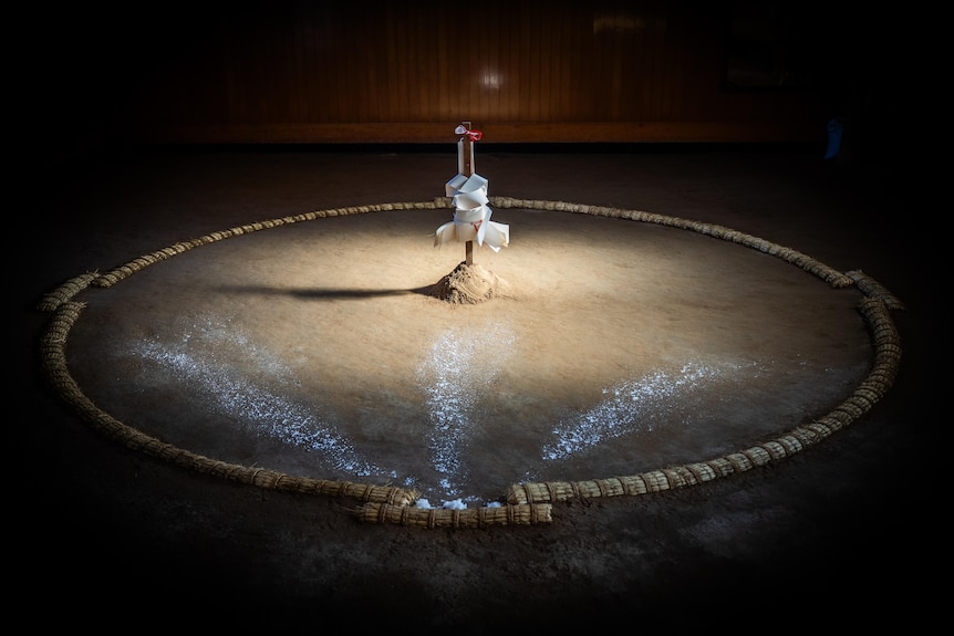 A circle of rope scattered with white powder 