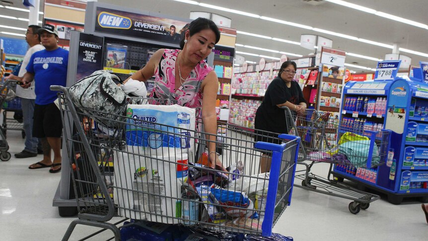 Hawaii shopper stocks up before the storm