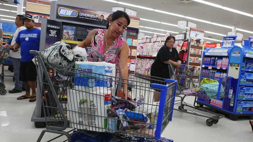 Hawaii shopper stocks up before the storm