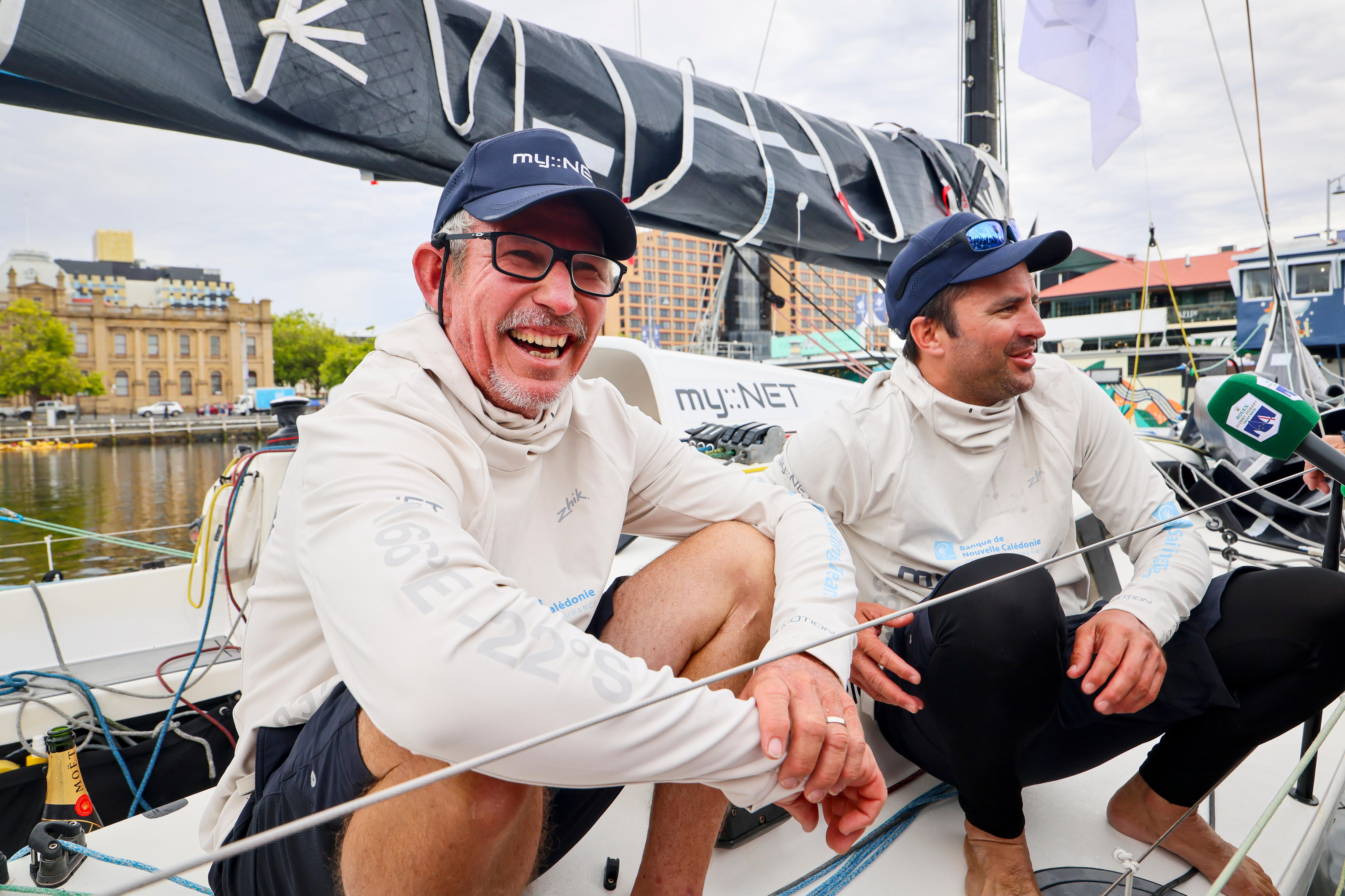 dos hombres en un yate