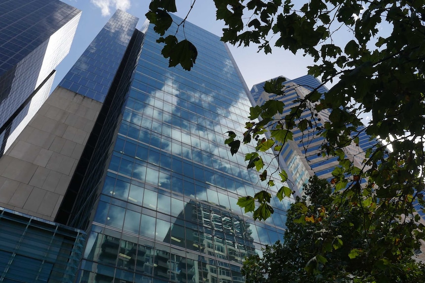 A glassy skyscraper on a blue-sky day.