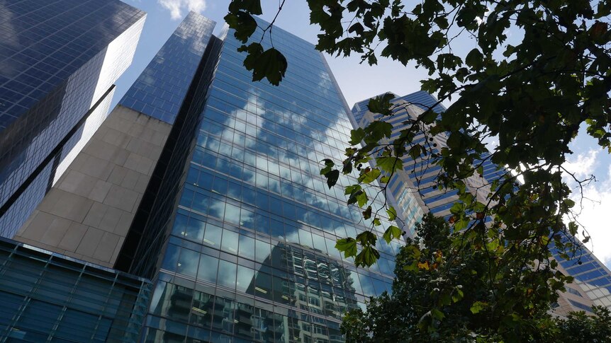 A glassy skyscraper on a blue-sky day.