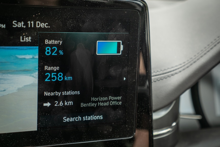 Un écran d'affichage indiquant l'autonomie de la batterie d'un véhicule électrique