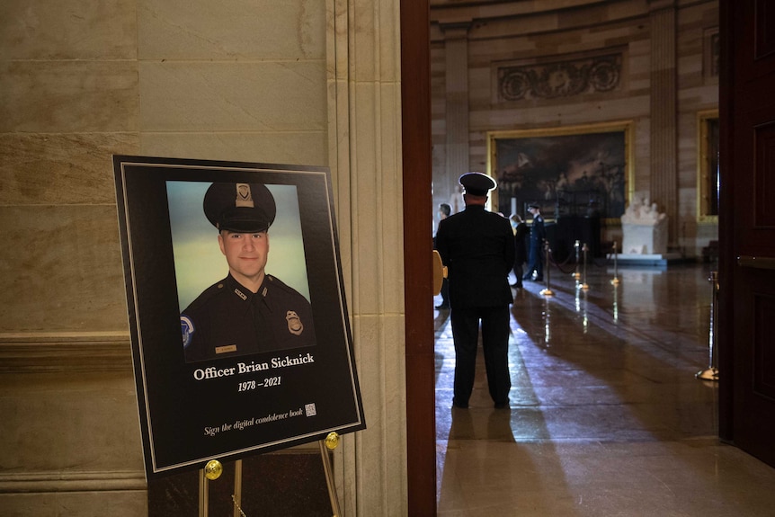 Uno striscione con il defunto agente di polizia del Campidoglio degli Stati Uniti Brian Siknik