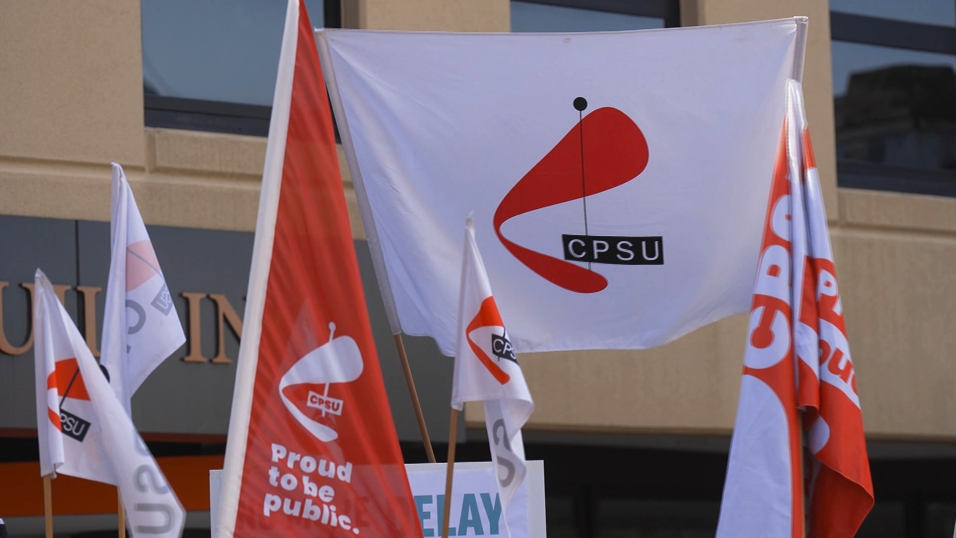 Una pancarta roja y blanca del PCUS se iza en un mitin.