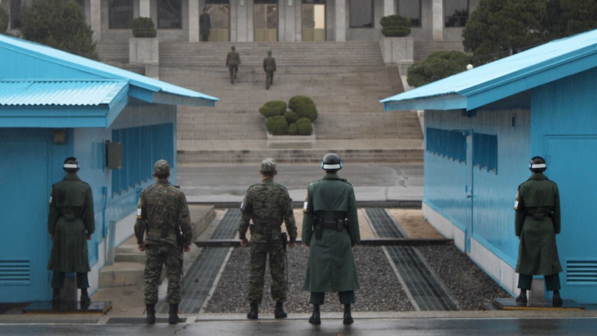 South Korean soldiers stand at border with N Korea