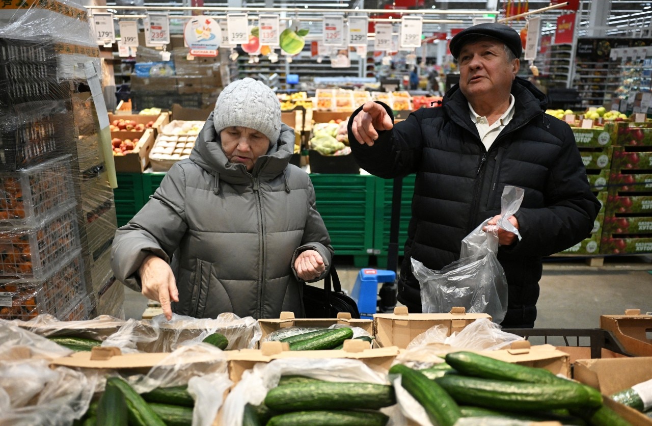 Dos personas están comprando en un supermercado.