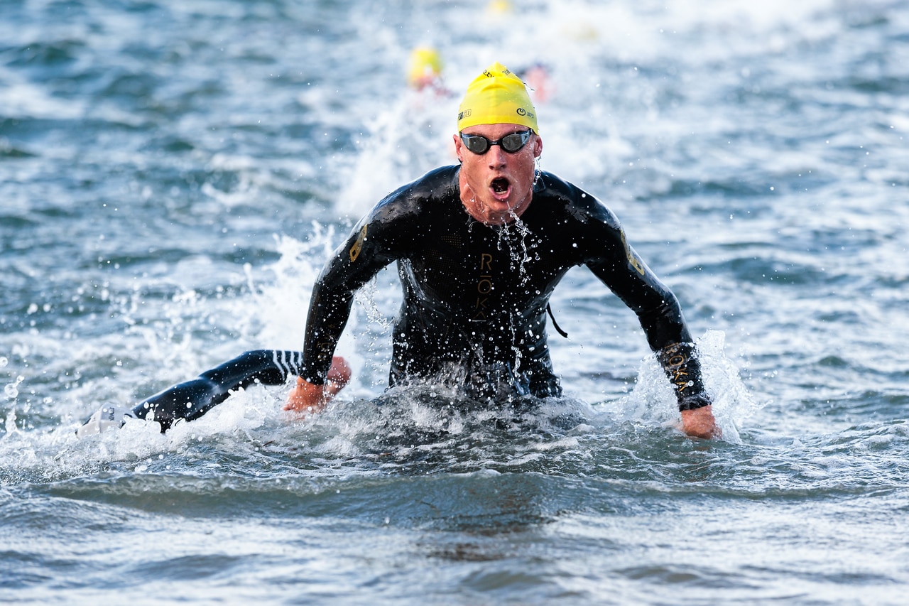 Matthew Hauser emerge da fase de natação