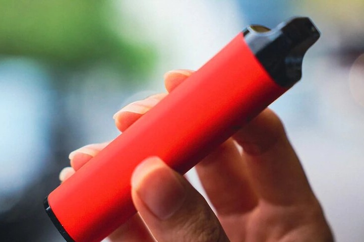 A picture of a hand holding a disposable vape