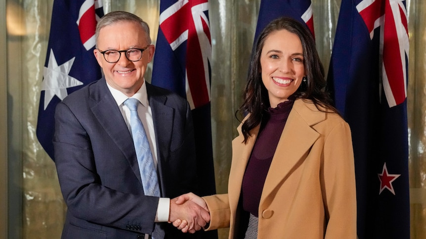 Anthony Albanese and Jacinda Ardern shake hands.