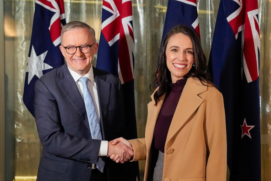 Anthony Albanese and Jacinda Ardern shake hands.