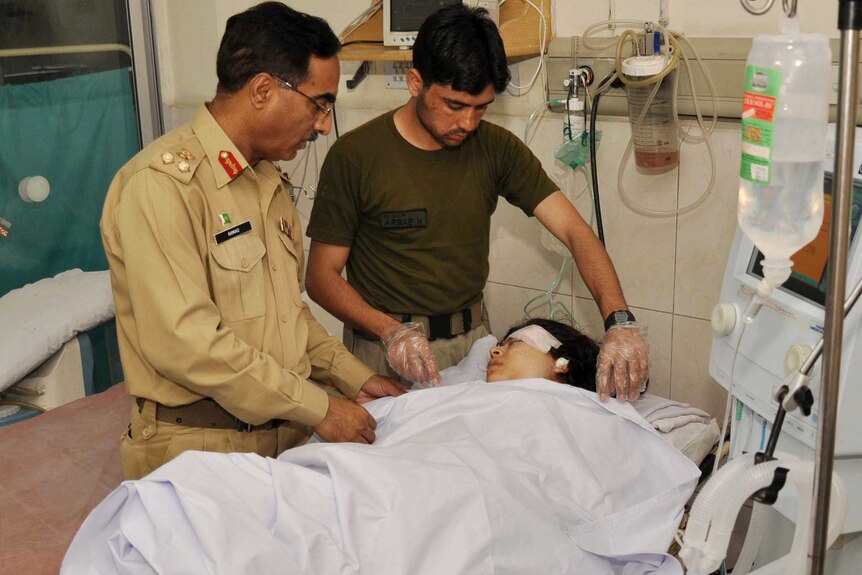 Pakistani army doctors give treatment to injured Malala Yousafzai