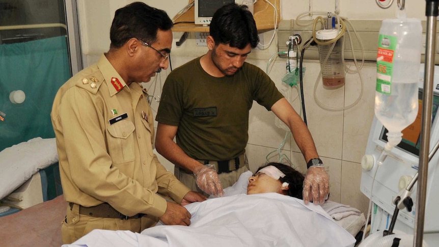 Pakistani army doctors give treatment to injured Malala Yousafzai