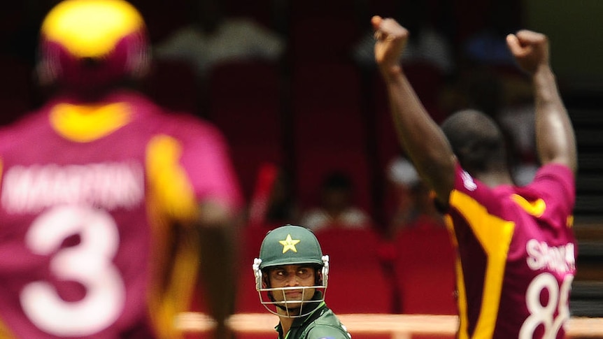 Batting woes ... Mohammad Hafeez (C) was the only Pakistani to wield the willow effectively.
