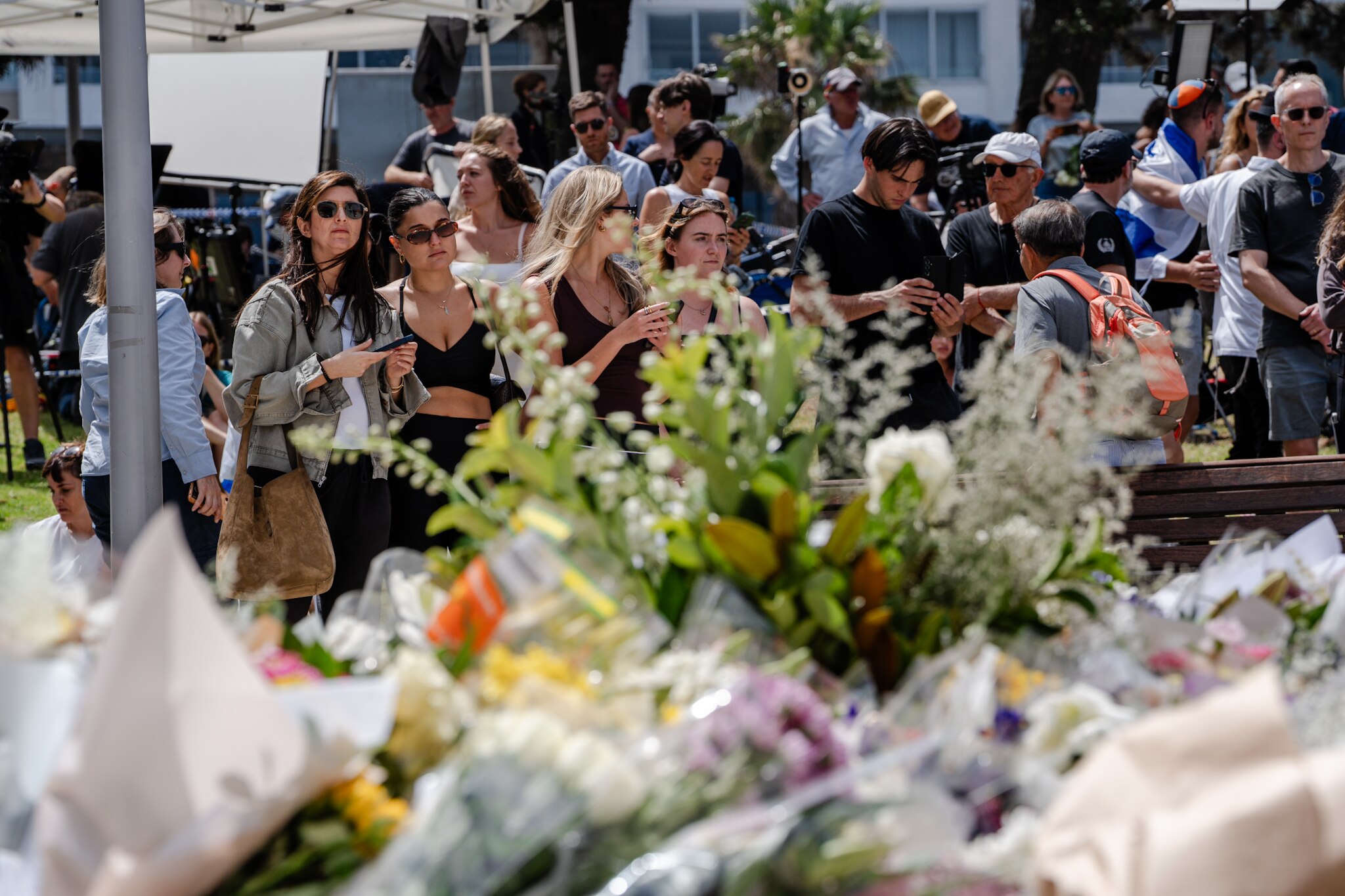 Political pressure grows as Bondi mourns - ABC listen