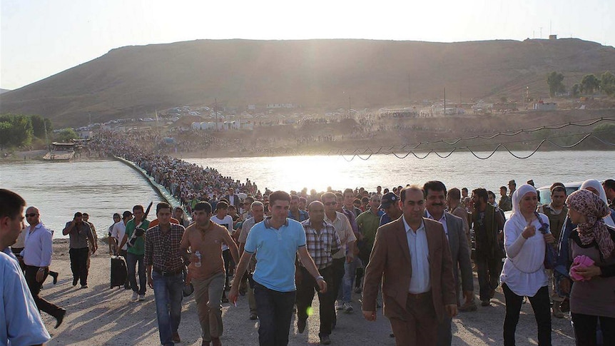 Syrians cross the Tigris River into Iraq