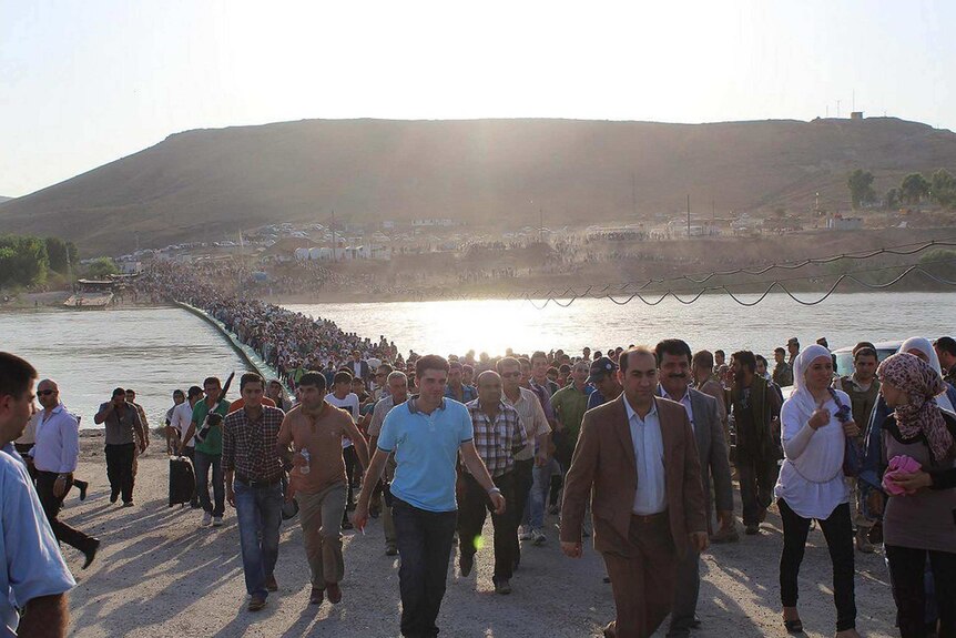 Syrians cross the Tigris River into Iraq