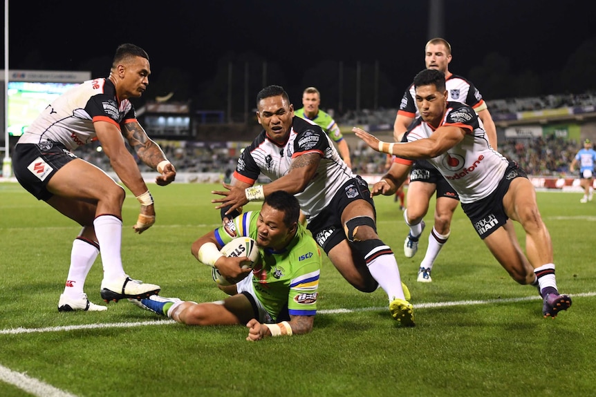 Joey Leilua dives over the tryline against the Warriors