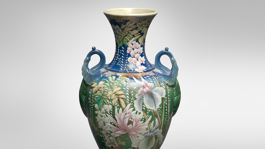 An early 20th-century Japanese vase decorated with a flower.