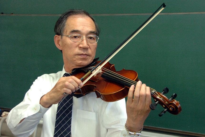 Shigeyoshi Osaki plays a violin which has strings made of spider silk.