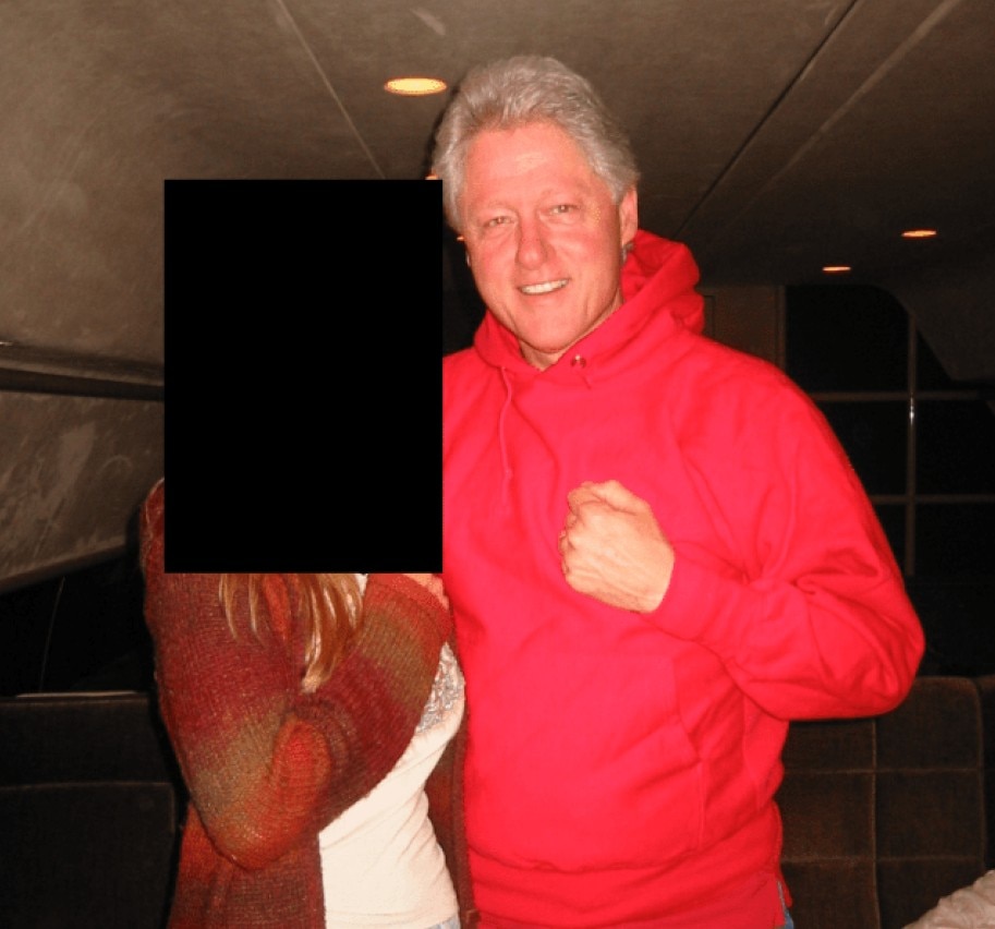 Bill Clinton, con una sudadera con capucha roja, sonríe y rodea con la mano a una mujer cuyo rostro ha sido oscurecido.