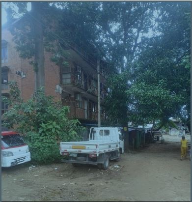 缅甸的一座砖砌公寓楼，外面有一个皮卡。