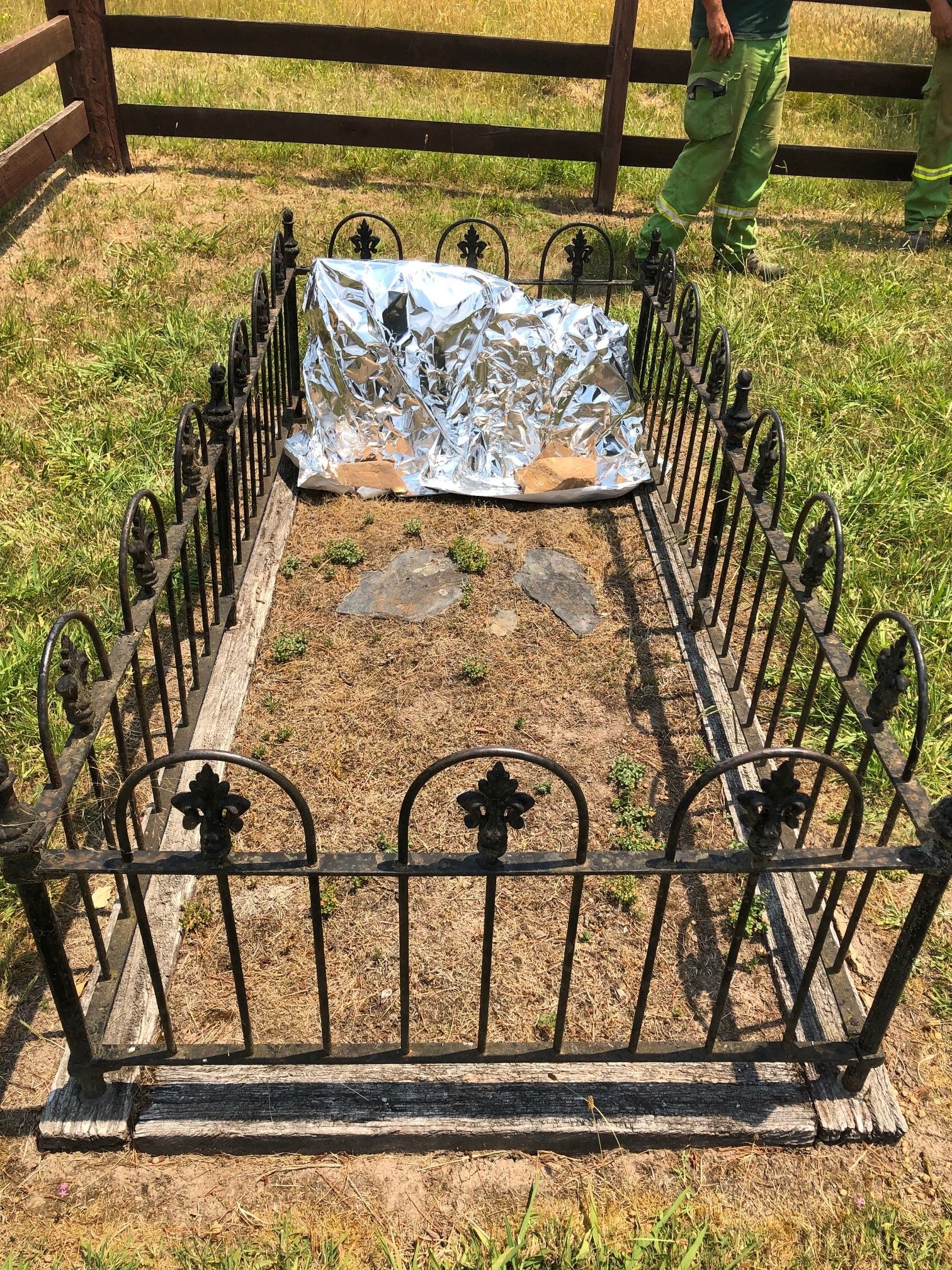 Uma pequena sepultura com uma lápide envolta em material à prova de fogo.