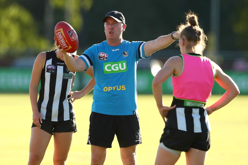 Scott Gowans coaching with Collingwood