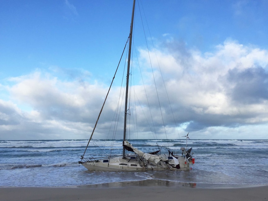 Yacht aground near Beachport