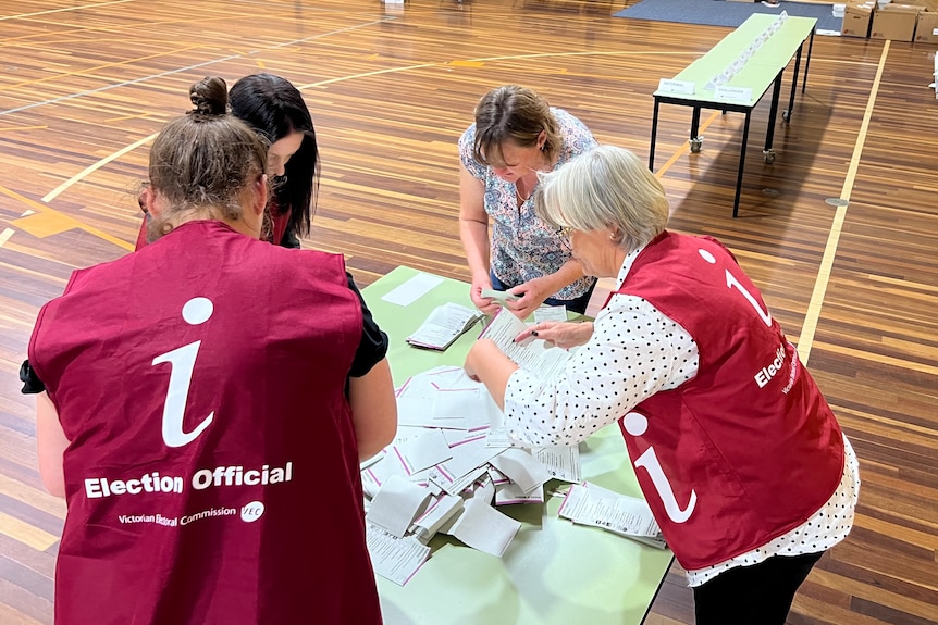 VEC volunteers begin vote counting in Mildura.