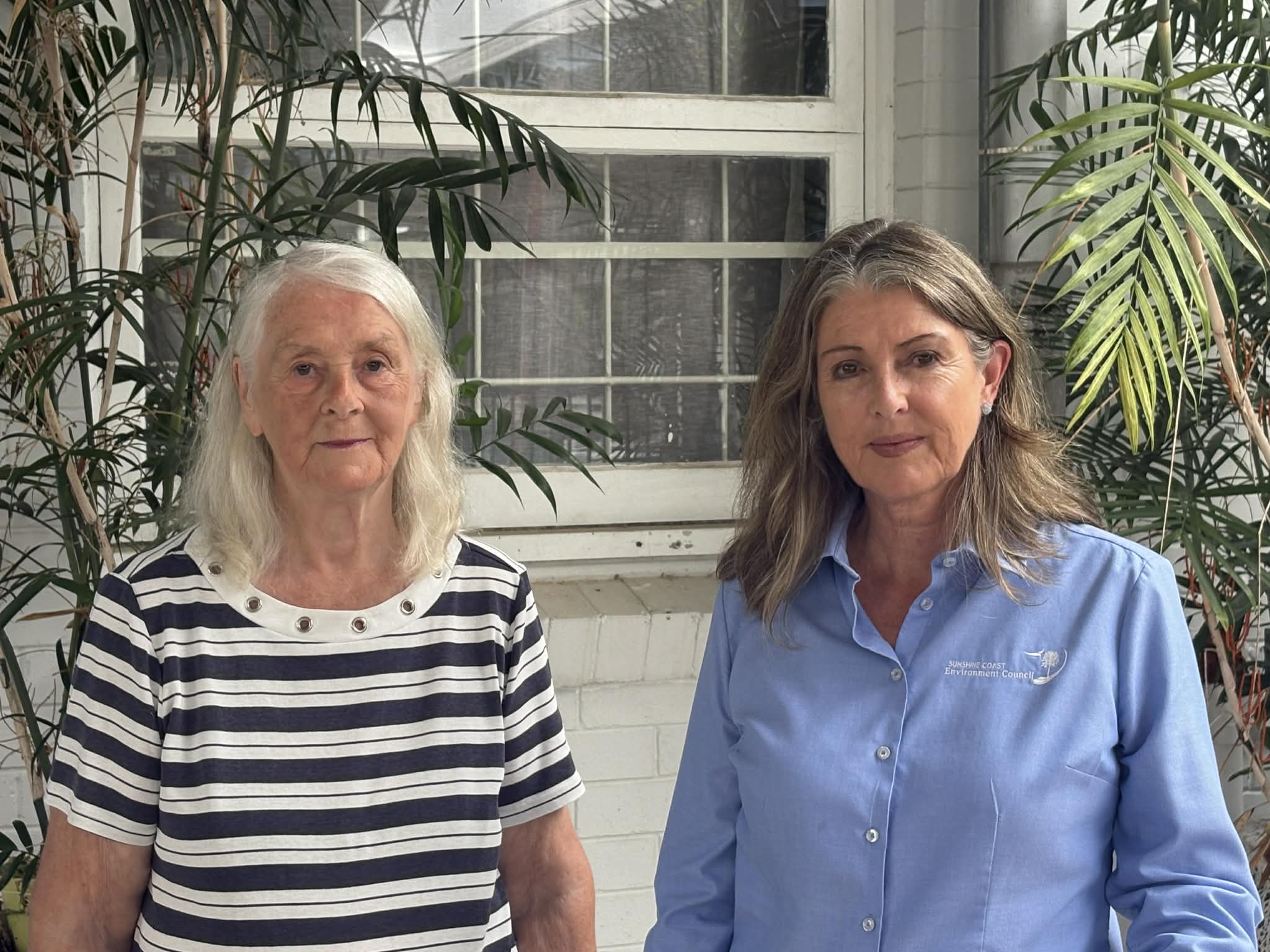 Una mujer de mediana edad mira a la cámara.