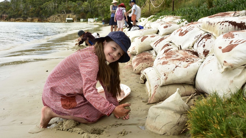 Community groups install sand bags at Conningham