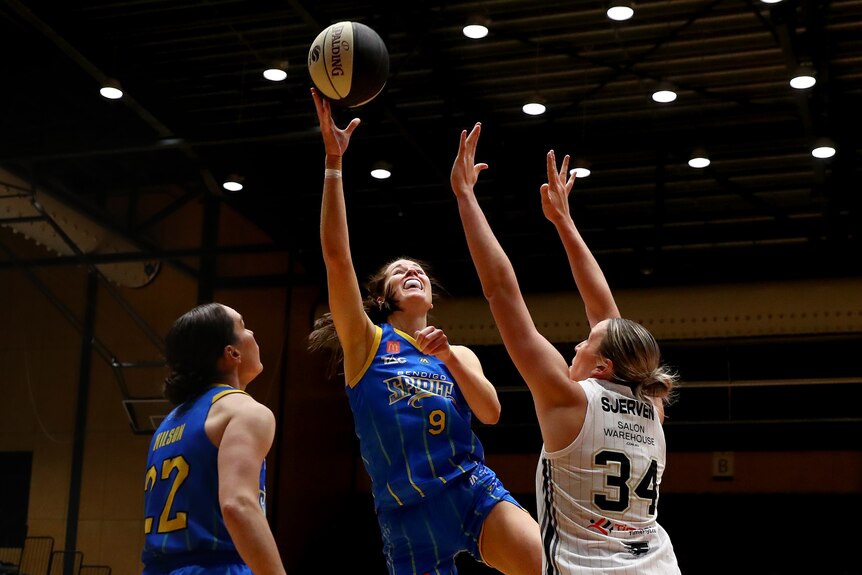 Alicia Froling drives to the basket to take a shot