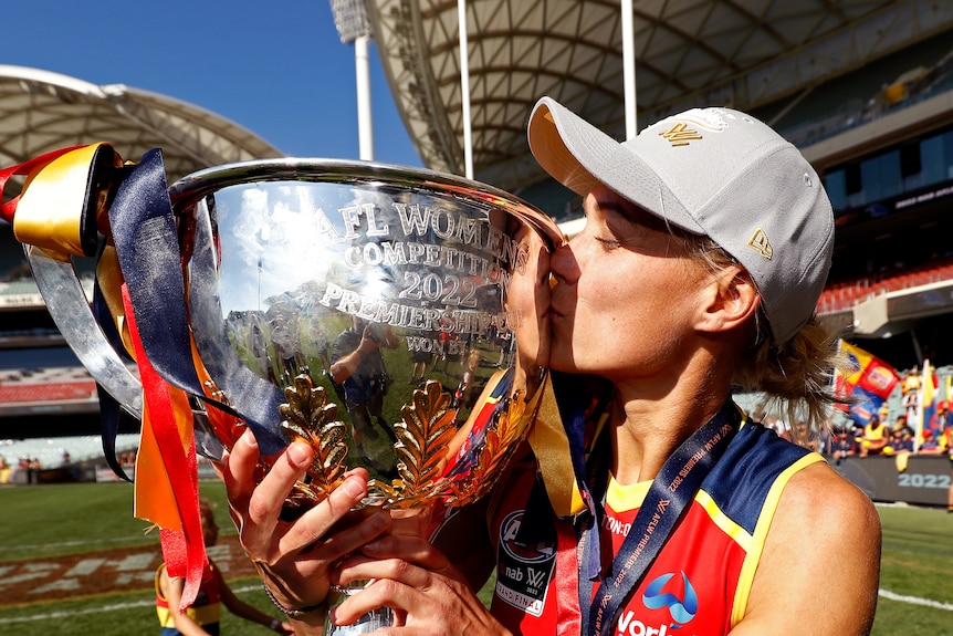 Erin Phillips kisses the AFLW trophy