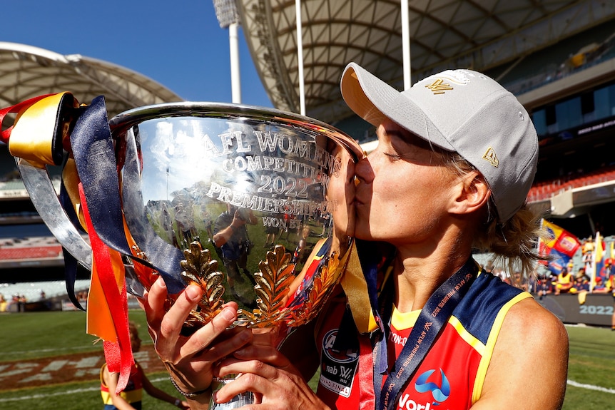 Erin Phillips embrasse le trophée AFLW