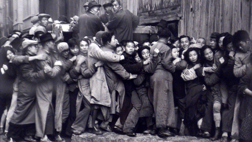 Gold distribution in the Kuomintang's last days, Shanghai, China, 1949, by Henri Cartier-Bresson