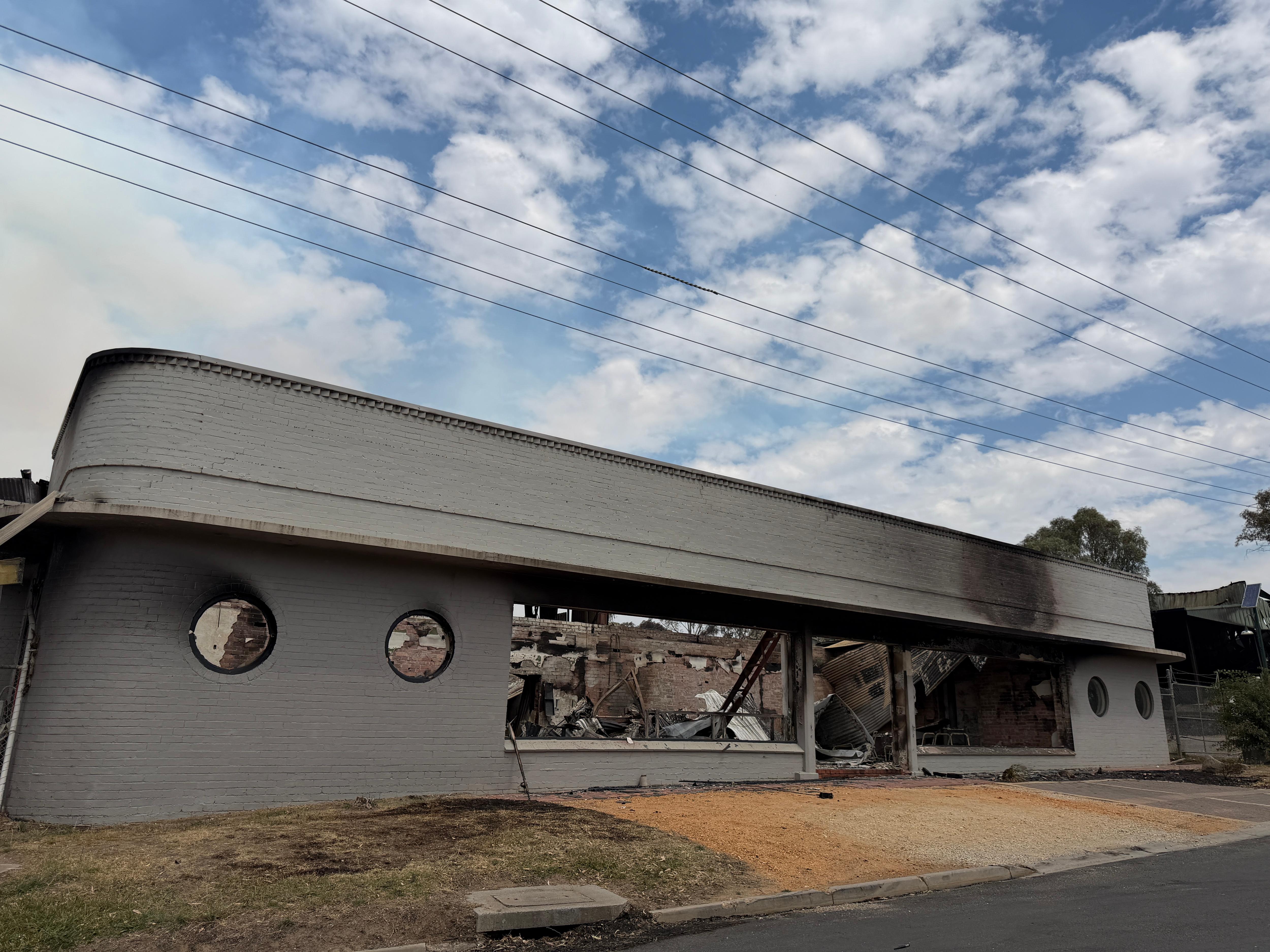 Un edificio quemado con distintivas ventanas redondas