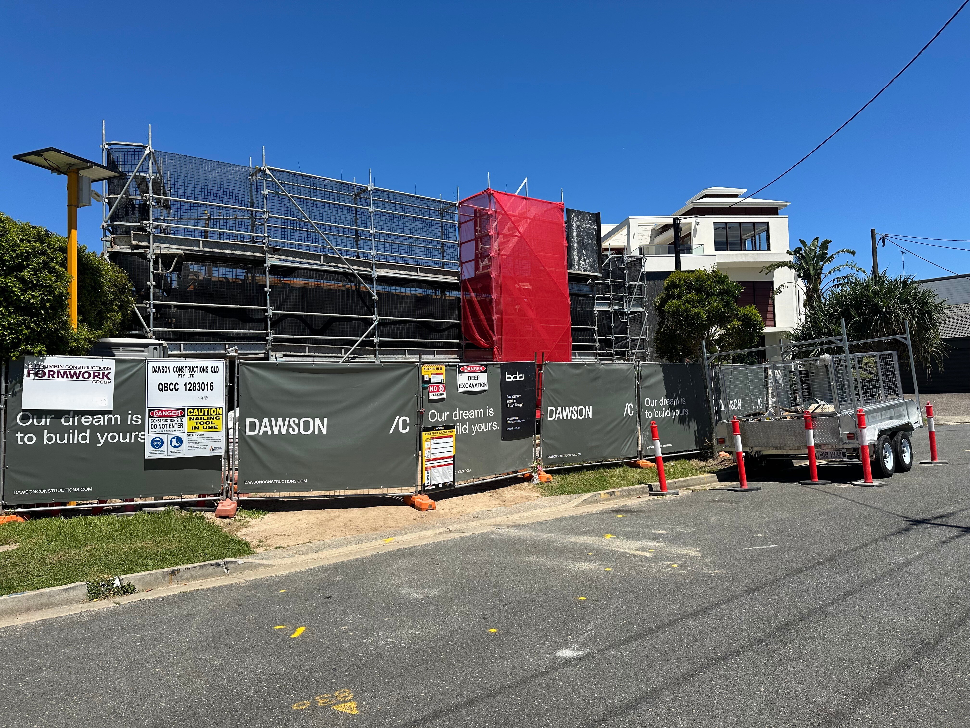 Señales de desarrollo que rodean la propiedad en Surfers Paradise