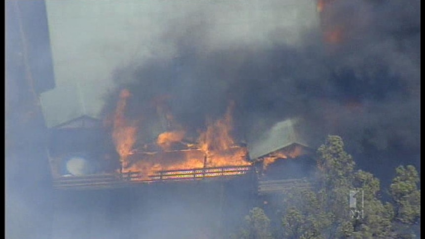 Bushfires destroy Perth homes