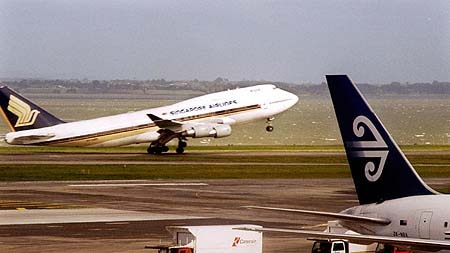 Singapore Airlines and Air New Zealand planes