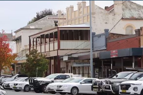 Cars and shops along the main street of Molong.