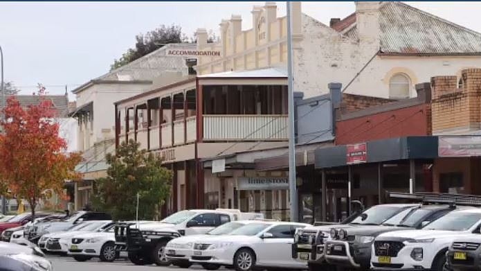 Cars and shops along the main street of Molong.