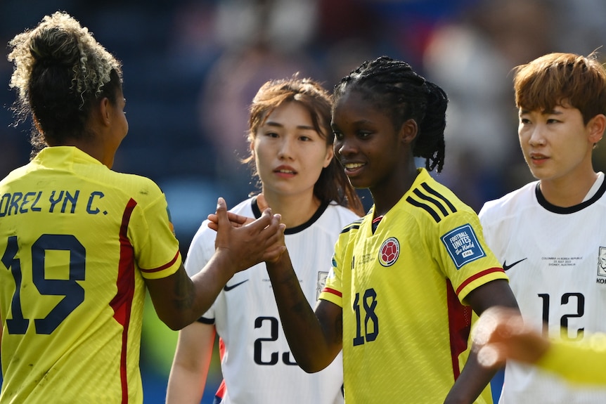 Linda Caceido, de Colombie, fait un high-five à une coéquipière après un match contre la République de Corée lors de la Coupe du monde féminine de la FIFA.