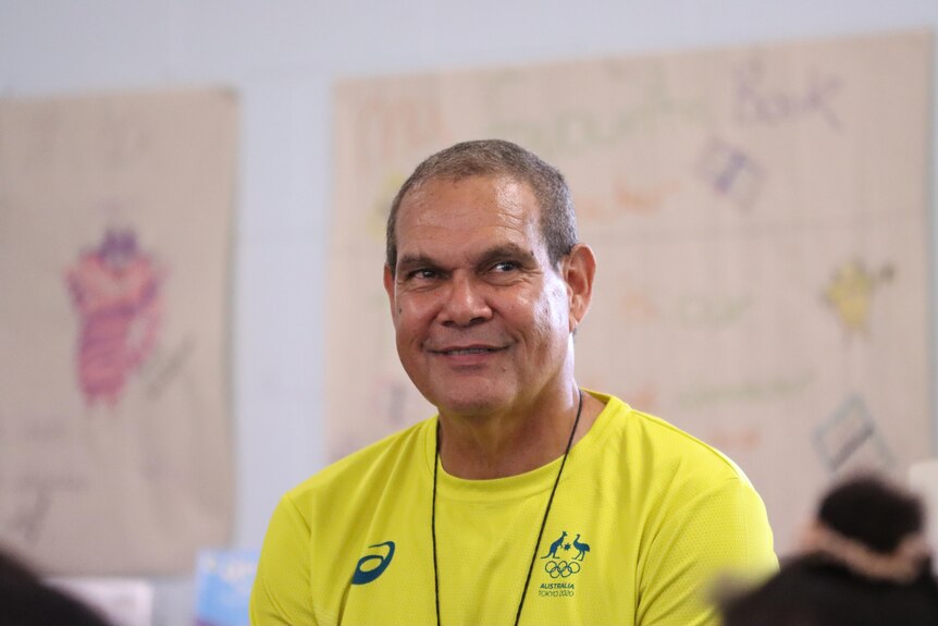 El ex olímpico australiano Danny Morseu charlando con un aula llena de niños