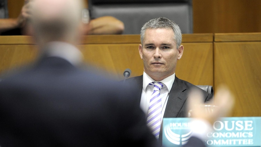 Craig Thomson listens to RBA governor Glenn Stevens in Canberra. (AAP: Alan Porritt, file photo)