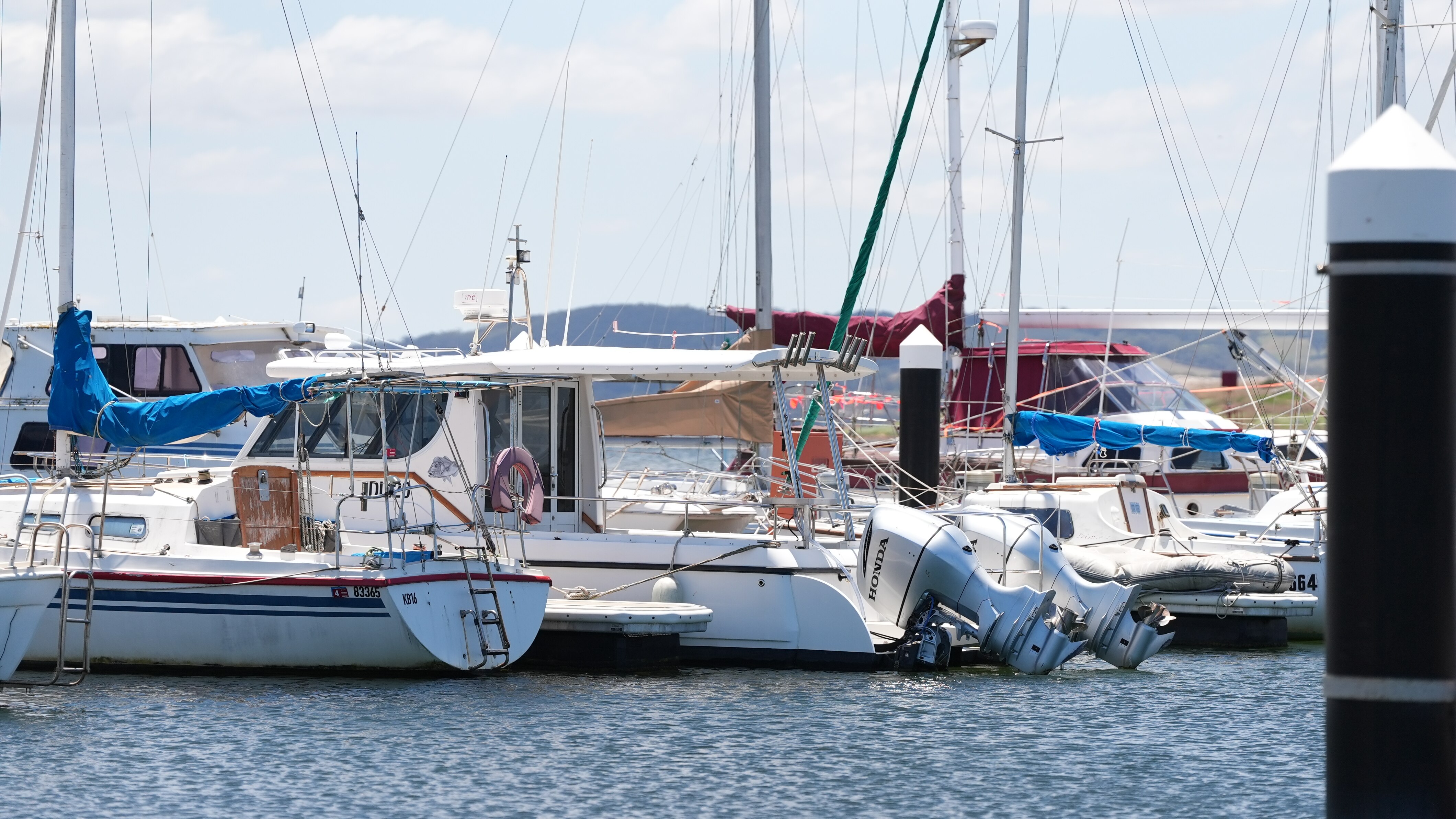 Un catamarán en un puerto deportivo