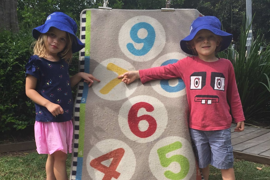 Preschoolers count using a number mat