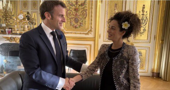 Masih Alinejad shakes hands with Emmanuel Macron
