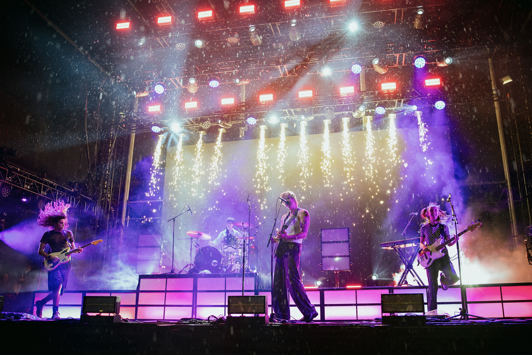 Spacey Jane actúa en el escenario de Triple J's One Night Stand en Warrnambool en 2025